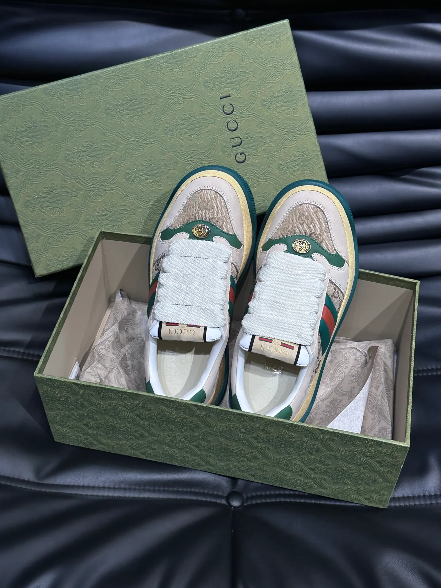 Men's men's shoes 💰p500 "GUCC*" Screener series 👫 Couple style GG thick-soled sneakers, the Screener series is inspired by the classic sneakers of the 1970s, cleverly incorporating the retro Gucci logo, two-color waterproof platform soles, and 5CM thick soles to enhance the aura, conveying the new design concept that a single product should be permanently accompanied by the passage of time, creating a retro distressed effect, decorated with metallic double G oval enamel details! High-quality, versatile classic items, highly recommended. Size female 35-39, male 38-44